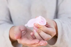 月经杯：超火的月经神器，游泳蹦迪都不会漏！如何把它放进身体？图片