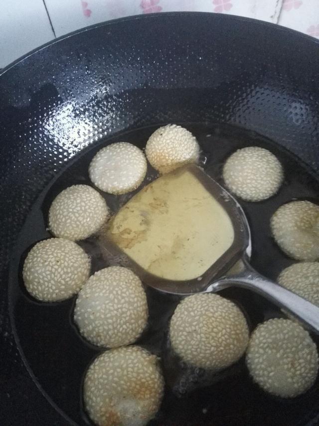 炸麻团最全技巧总结，炸时不开裂，芝麻不脱落，个个空心外皮酥脆