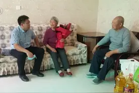 代区长刘俊波看望慰问一等功臣、烈士遗属图片
