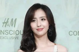 佟丽娅离婚后尺度更大了！穿大露背连衣裙气质惊艳，人红气场真大图片