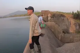 几名小伙去水库捕鱼，在大坝下发现两米长的“白色生物”，鳄鱼？图片