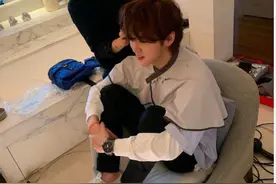 鹿晗晒生活照，手上依旧戴着女友关晓彤编的几块钱手链，视若珍宝图片