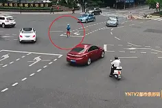 “全程吹着哨子！有模有样”来自普洱的外卖小哥杭州指挥交通，连交警都给他点赞图片
