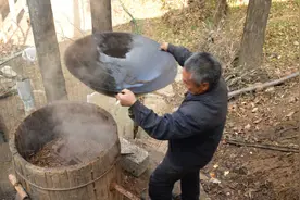 农村大叔古法烤甘蔗酒，一年烤400斤只喝不卖图片