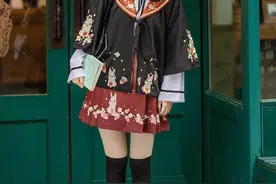 最近火了一种穿搭叫“汉服+丝袜”，时髦显瘦，还很高级图片