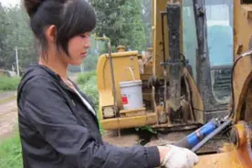 直击：开挖掘机的90后“最漂亮女孩”图片