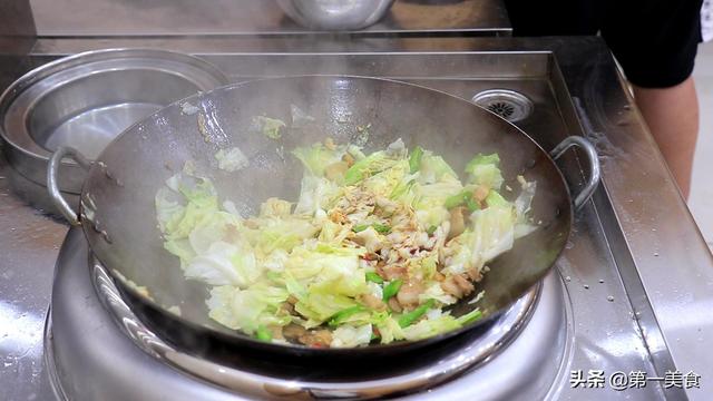 天热没食欲？厨师长有妙招，包菜配上五花肉，这小炒真下饭