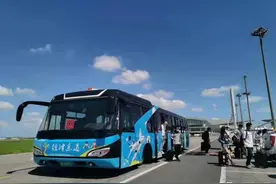 津味摆渡车亮相天津滨海国际机场图片