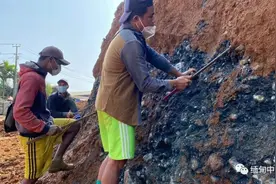 横财爆发！缅甸翡翠源头帕敢，挖掘机挖出玉矿脉，引众人疯抢图片