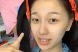 虞书欣仗着皮肤好就任性，用手涂粉底，涂完效果：是我羡慕不来的图片