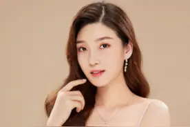 杨小曼直率活泼可爱身材娇小，恬静却不张扬，清新中透露着悸动图片