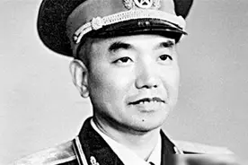 74岁的萧克回到湖南老家，望着老宅子感叹：萧家只剩我一个人了图片