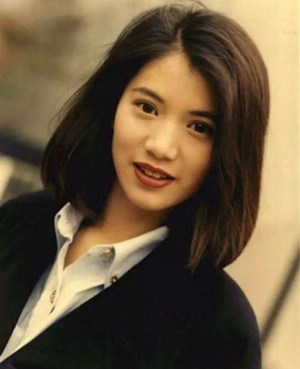 港风的高级感把可爱风秒成渣渣，18岁的袁咏仪造型成经典