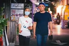 林心如和霍建华深夜台北街头牵手散步，这狗粮洒得，力破离婚传闻图片