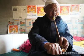 76岁女儿招待103岁老父亲，满锅没有1片肉，却让人看得很暖心图片