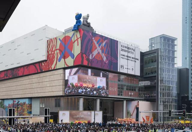 爬卷闸、厮打、扒光,优衣库 X KAWS 「病毒营销」是这样传播开
