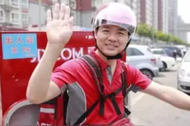 京东第一位快递员，刘强东曾承诺干满5年就能买房，现在生活怎样图片