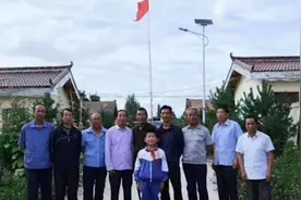 小学毕业照1个学生9个老师 校长：9个老师教全校视频封面