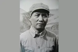 毛泽东对开除他的第一师范校长，没有追究过错，反而帮他度过难关图片