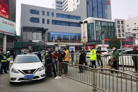 注意！郑州交警严查火车站商圈！有“脱审”车主路边违停，被罚300元扣6分图片