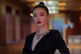 阚清子应邀出席宝格丽发布会，深V高开叉长裙霸气性感，酷飒十足图片