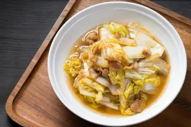为啥饭店炒白菜那么好吃？下锅前多做一步，白菜又香又脆不出水图片