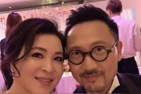 52岁苏玉华受男同性恋友人离世影响，恋爱24年才突然签字结婚图片