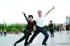 跳了一年交际舞，70岁大爷哭诉：八千退休金居然不够用，真怕了图片