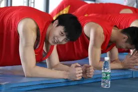 宏远速递：小胡开心集训，外援组队三亚度假，阿联现身参观幼儿园图片