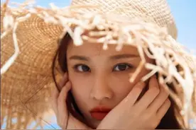 “谋女郎”张慧雯跨界主持春晚，蓝色长裙好气质，编发超减龄图片