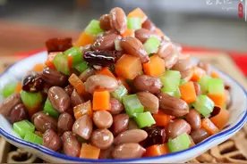 做“水煮花生米”，想花生入味有嚼头，煮几分钟是关键，下酒好菜图片