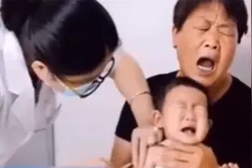 孙子打针奶奶先疼，祖孙俩表情神同步，网友：是亲奶奶没错了图片