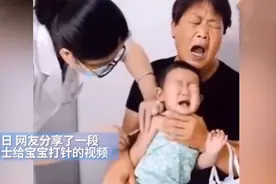 孙子打针奶奶先疼，祖孙俩表情神同步，网友：是亲奶奶没错了图片