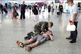 旅客晕倒在地 返乡老兵及时抢救图片