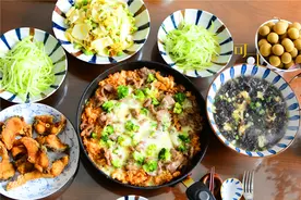 爸妈来家吃饭，做了一锅泡菜牛肉芝士焗饭，夸我做得好吃有新意图片