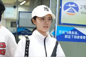 赵今麦的天真稚嫩都写在脸上了，就算穿基础色服装，也带着清纯感图片