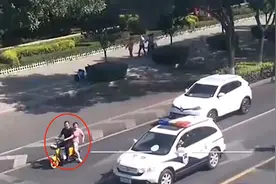 4岁小娃被落在公交车里，妈妈和舅舅骑共享单车狂追：我娃还在上面图片