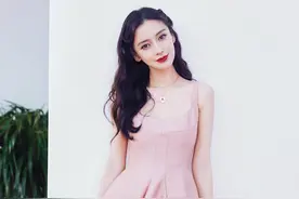 baby现身三亚被偶遇，工作也不忘带娃，4岁小海绵小手一背太可爱图片