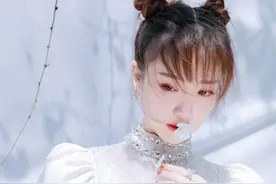 张纯烨，这位姐姐肤白貌美大长腿，是主持界的宝藏女孩没错了图片