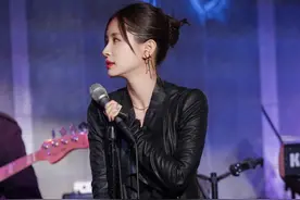 王子文个子小但时尚感很强！穿黑色皮衣酷帅有型，面容紧致气质佳图片