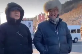 63岁赵本山罕见携范伟走农村，戴皮草帽似土豪，众人伺候真气派图片