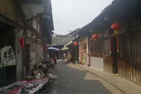 成都毫无商业气息的古镇，破破烂烂，游客去了却说：巴适接地气图片