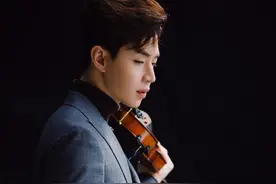 刘宪华休闲穿搭，深色系搭配尽显绅士，满满的休闲随心感图片