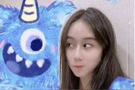 赌王最小女儿变成熟！穿碎花比基尼秀美腿，合影欧阳娜娜得靠边站图片