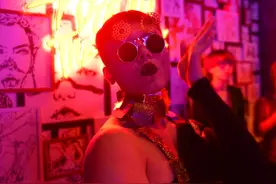 他拍下成都夜店里的变装派对，记录年轻人稀奇古怪的夜生活图片