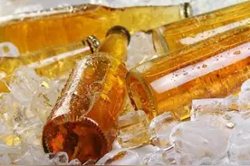 喝了这么多年啤酒，才知道瓶盖上有小机关，女生也能轻易打开图片