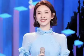 唐艺昕五四晚会太甜了，夏日海浪蓝纱裙性感可爱兼备，被圈粉了图片