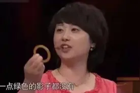 男子送女友翡翠玉镯，很多人都说是假的，专家却直呼：非常好图片