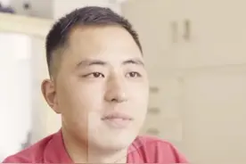 5次掰断陌生人车子后视镜 只因差点被压脚？图片