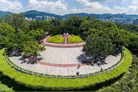 莲花山上的邓小平雕像：大步向前的“深圳精神”图片